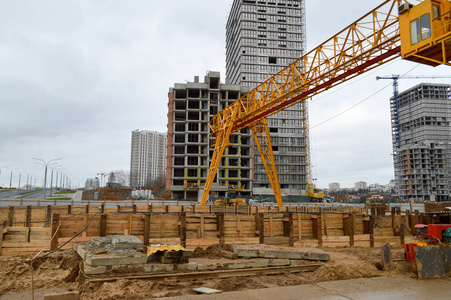 一个大型现代化建筑工地在建筑和房屋建筑中配备了许多大型高塔和固定式工业用强力起重机和建筑材料