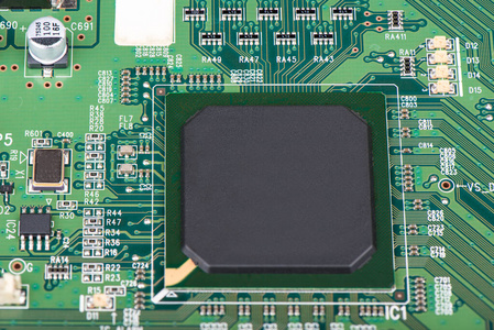 焊接在绿色主板上的微处理器。