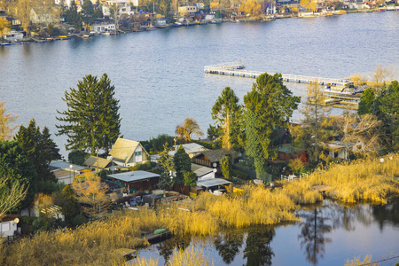 质朴的亚洲码头海滨乡村自然环境俯瞰春日宁静清晨的河畔房屋和码头