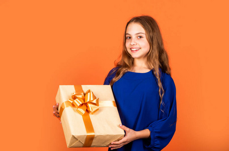 准备生日礼物快乐的孩子拿着大礼盒.新年快乐.打开圣诞礼物.