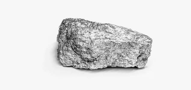 原始银石,原产于利比里亚的银块,孤立于黑色背景上.矿物提取.照片