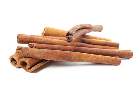白色背景上孤立的肉桂枝.创意照片照片
