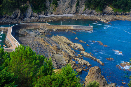 阿明察村海岸的壮丽景色。巴斯克