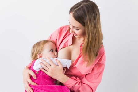 母性，母乳喂养和婴儿概念母亲正在母乳喂养她的宝贝女儿