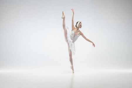 年轻优雅的芭蕾舞演员，白色背景