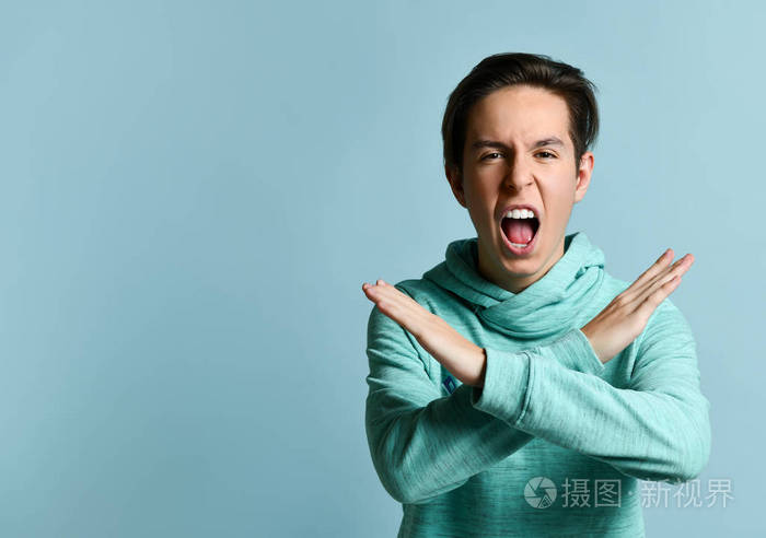 穿着蓝色连帽衫的年轻男孩站着大声喊叫要求不要用手