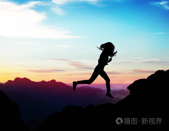 女人在岩石上向前奔跑的黑色轮廓