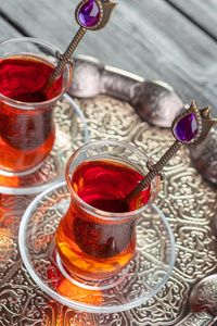 传统玻璃杯里的土耳其茶。创意照片