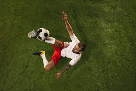 草地绿色背景上的白人足球或足球运动员的俯视图
