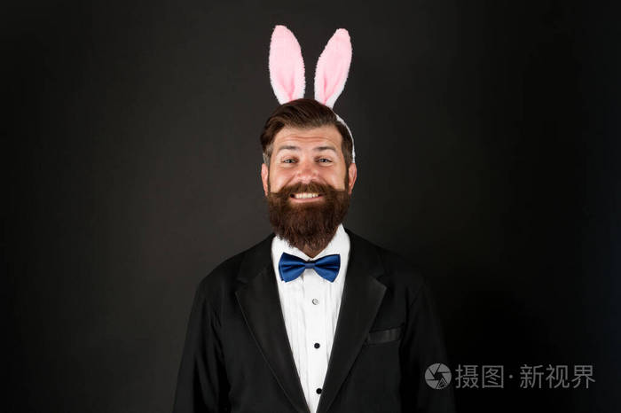长着长耳朵的胡子男人.长耳朵的商人.帅哥穿兔子装配饰.复活节.