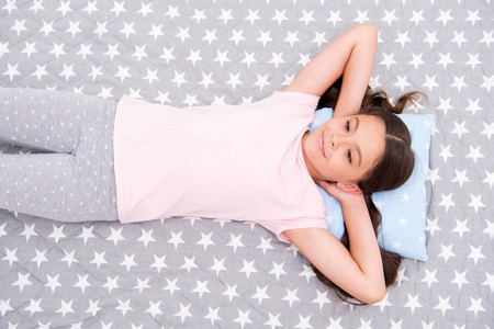 身心放松.睡前放松的方法.入睡放松练习.小女孩睡衣.