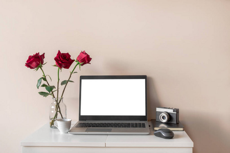 家具 因特网 工人 屏幕 技术 玫瑰 键盘 博客作者 在室内