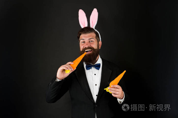长着长耳朵的胡子男人.长耳朵的商人.帅哥穿兔子装配饰.