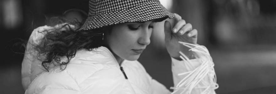 女人摸着她的帽子，黑白相间，复古，时尚