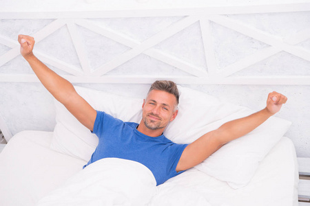 睡觉伸懒腰图片