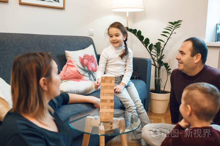 高加索家庭在开始下一轮的比赛前讨论一些事情