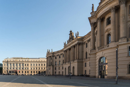 的人鹿特丹地平线在商业区摩天大楼在指已提到的人路堤关于马斯河河