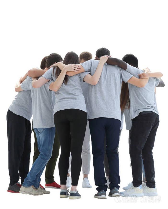 一群年轻人围成一圈互相拥抱