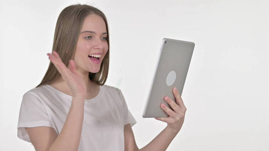 年轻女子在平板电脑上视频聊天，白色背景