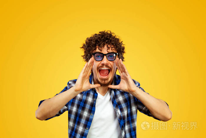 留着胡子留着卷发穿着蓝色衬衫的英俊快乐的欧洲男人