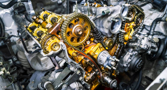 汽车修理:有传动链和大量滑轮和零件的开式发动机.照片