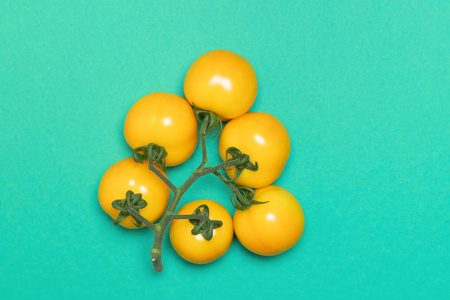 绿色背景的黄色番茄串照片