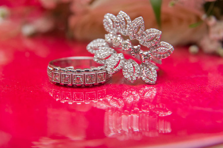 钻石 在一起 情人 珠宝 假日 美女 开花 花束 新郎 庆祝
