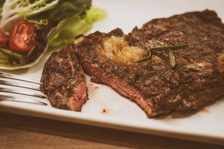 牛腰肉 牛排 餐厅 牛肉 通心粉 主菜 里贝耶 沙拉