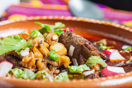 墨西哥红烧波唑,猪肉和人肉炖菜 照片