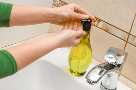 特写镜头 手指 卫生 净化 护肤品 水龙头 洗手间 肥皂