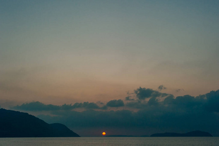 夏天 日落 旅游业 海岸 风景 美丽的 假期 旅行 太阳