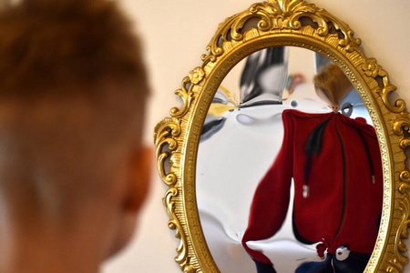 小天使男孩反射图片