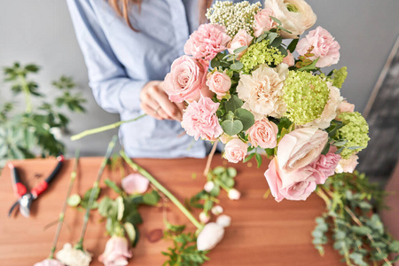 女性送花图片