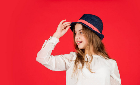 个人风格.女孩戴红色背景的帽子.戴帽子的快乐孩子.时尚配饰.
