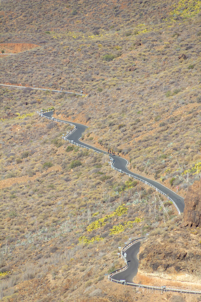有骑自行车的漫长而蜿蜒的道路