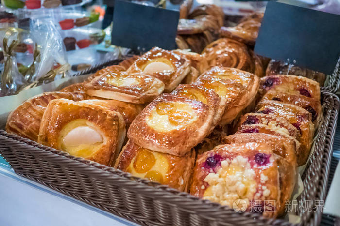 法国面包店柜台上出售的各种新鲜出炉的甜点