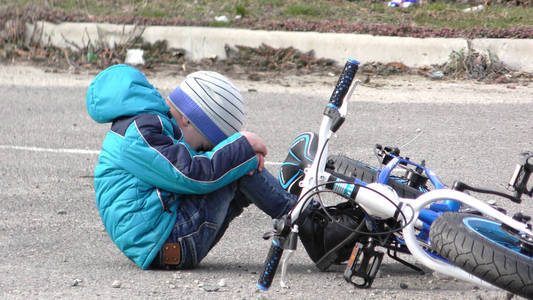 骑自行车摔倒图片