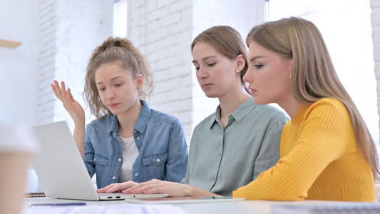 创意女性团队致力于笔记本电脑