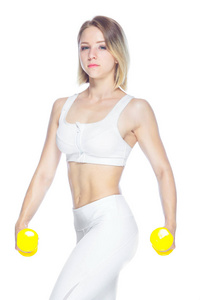 健身妇女用黄色哑铃在白色背景上展示她的肌肉