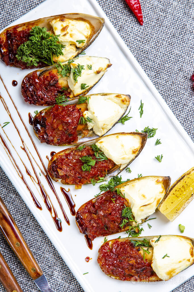 musselssaganakimusselswithfetacheeseandspicyvegetable