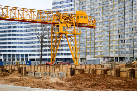 高重金属黄色金属铁承重结构现代建筑物和房屋建筑工地上用于提升货物的支架上的固定式工业大功率门式起重机