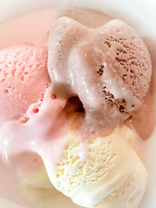 冰岛冰河泻湖湾美丽的冷景图片,冬季冰冻树叶上冰晶的特写图片背景