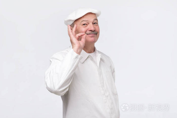 专业男厨师身着白色制服手势非常棒