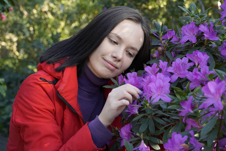 花园里有花的女人