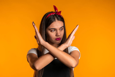 不交叉不赞成的女孩用不交叉的手做否定的手势.