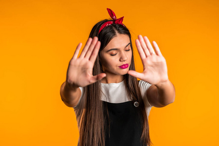 没有自信不,从来没有,漂亮的黑发女人不喜欢和拒绝停车标志的手势.