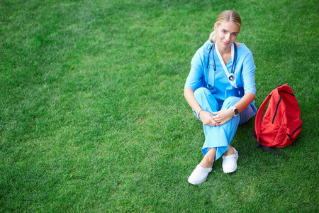 椅子在草地上图片