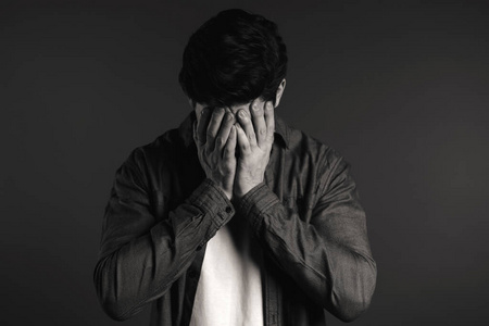 失落的穿衬衫的男人.戏剧,情感概念.黑白照片