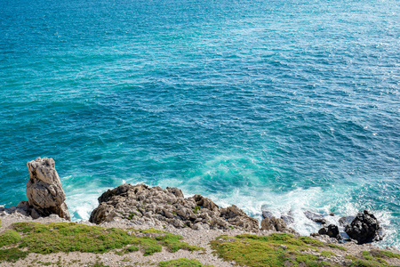 海浪冲破海岸上的礁石图片