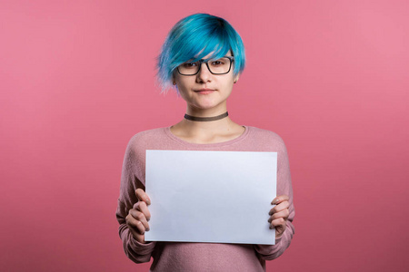 复制空间.粉红色工作室背景的微笑时尚女性. 照片